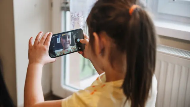 Kenali Dampak Sharenting, Pertimbangan Penting Sebelum Upload Foto dan Video Anak