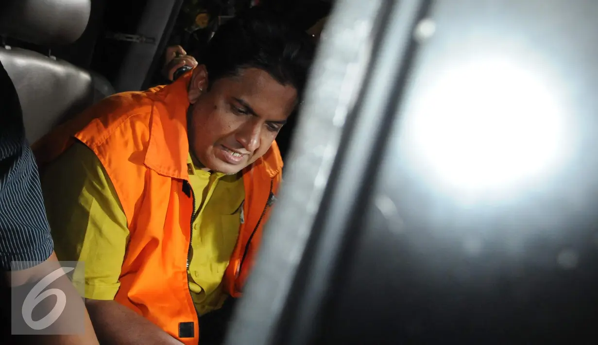 Direktur PT. E.K Prima Ekspor Indonesia, Ras Rajamohanan Nair memasuki mobil yang menjemputnya usai diperiksa KPK, Jakarta, Selasa (22/11). Ras ditahan usai terkena OTT menyuap Handang Soekarno sebesar USD 148.500. (Liputan6.com/Helmi Afandi)