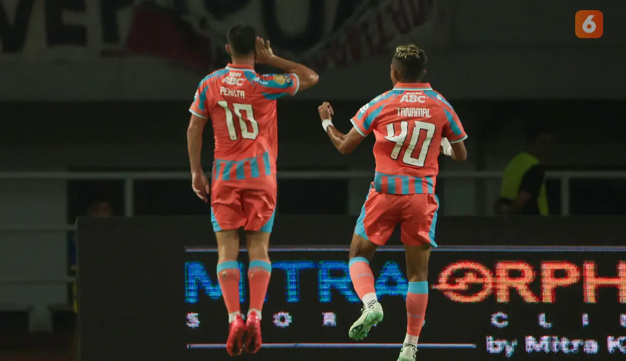 Pesepak bola Persib Bandung Mariano Peralta melakukan selebrasi setelah mencetak gol ke gawang Garudayaksa FC dalam pertandingan pekan ketujuh BRI Super League 2026/2027 di Stadion Pakansari, Cibinong, Minggu (25/10/2026). Persib menang 2-1 atas tuan rumah. (KLY/Budy Santoso)