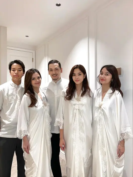 Di sini, keluarga kecil Cut Tari tampil kompak mengenakan baju Lebaran berwarna putih. Chanella yang juga akrab dengan putri kandung Cut Tari, Sydney tampil anggun dengan gamis seragam keluarganya. [Foto: Instagram/cuttaryofficial]