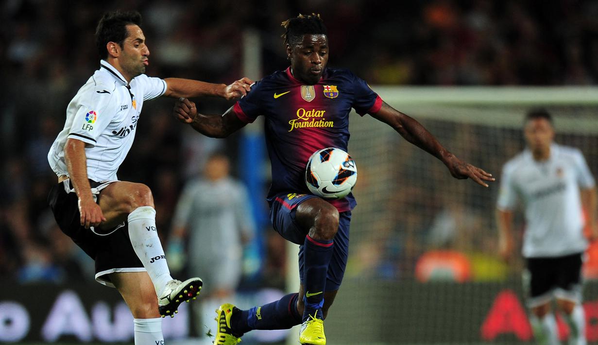 Alex Song. Gelandang Kamerun berusia 34 tahun yang sejak November 2020 membela AS Arta/Solar 7 ini tercaatat pernah 4 musim membela Barcelona mulai 2012/2013 hingga 2015/2016 usai didatangkan dari Arsenal dengan nilai transfer 19 juta euro. Nyatanya ia hanya tampil 2 musim bersama Barcelona dan 2 musim terakhir dipinjamkan ke West Ham United akibat gagal menembus skuat utama. Pada awal musim 2016/2017 ia dilepas gratis ke Rubin Kazan dan hanya tampil dalam 65 laga di semua ajang bareng Barcelona dengan torehan 1 gol dan 2 assist. (AFP/Lluis Gene)