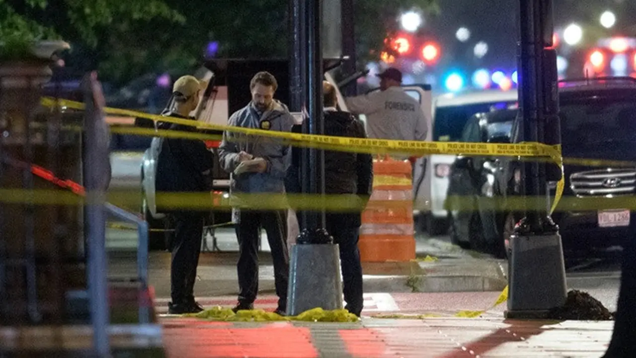 Petugas penegak hukum bekerja di tempat kejadian pada Kamis (22/5/2025) setelah dua staf Kedutaan Besar Israel di Washington tewas ditembak di luar Capital Jewish Museum di Washington DC, Amerika Serikat, pada Rabu (21/5).