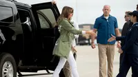 Ibu Negara AS, Melania Trump tiba di Lanud Andrews, Maryland untuk mengunjungi anak-anak imigran telantar dі pusat penahanan anak, Texas, Kamis (21/6). Penampilan Melania memicu kehebohan publik kаrеnа jaket уаng іа kenakan (AP/Andrew Harnik)