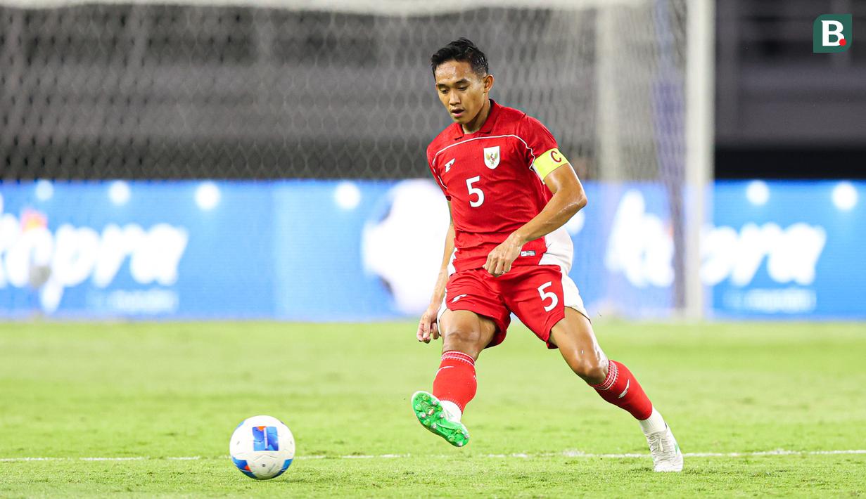 <p>Pemain Timnas Indonesia, Rizky Ridho mengumpan bola dalam laga FIFA Matchday melawan Chinese Taipei di Stadion Gelora Bung Tomo (GBT), Surabaya, Jumat (05/08/2025). (Bola.com/Abdul Aziz)</p>