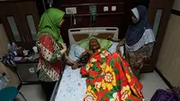 Mbah Gotho yang disebut sebagai manusia tertua sejagat asal Sambungmacan, Sragen, saat dirawat di rumah sakit. (Liputan6.com/Fajar Abrori)