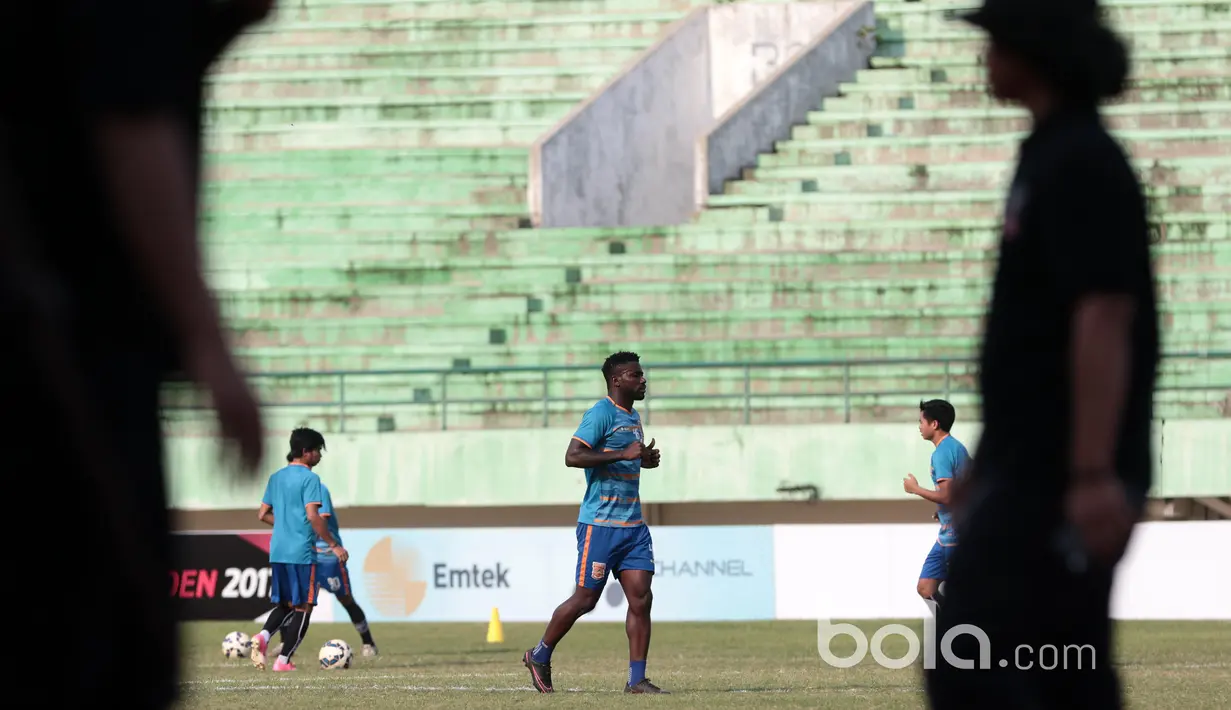 Pemain Borneo FC tengah melakukan pemanasan pada sesi uji coba lapangan jelang melawan Madura United pada laga delapan besar Piala Presiden 2017 di Stadion Manahan, Solo, Jumat (24/2/2017). (Bola.com/Nicklas Hanoatubun)