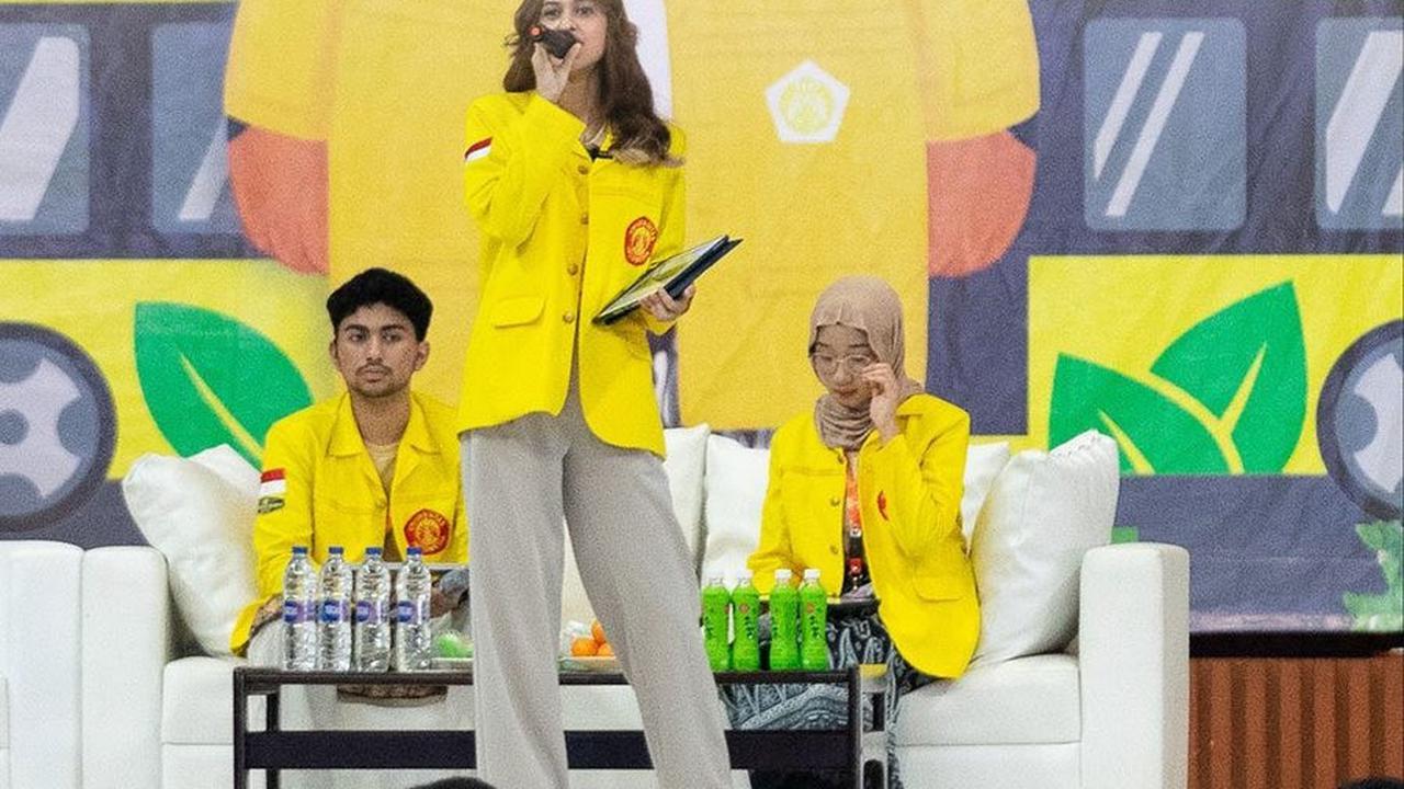 Tetap Tenang Meski Dituding Masuk UI Pakai Uang, Ini 7 Potret Asila Maisa Jadi Pembicara di Bedah Kampus - Cantik Kenakan Jas Kuning Kebanggaan