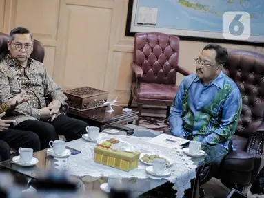 Corporate Secretary SCM, Gilang Iskandar (tengah) dan Pemimpin Redaksi SCTV, Mohamad Teguh (kiri) saat bertemu dengan Dubes Malaysia untuk Indonesia, Zainal Abidin di Kedubes Malaysia, Jakarta, Rabu (22/1/2020). Pertemuan tersebut membahas kerja sama di sektor media. (Liputan6.com/Faizal Fanani)