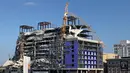 Sebuah crane besar tampak menjuntai dari konstruksi Hard Rock Hotel yang runtuh di New Orleans, Amerika Serikat, Minggu (20/10/2019). Tiga orang hilang dalam kejadian runtuhnya konstruksi bangunan Hard Rock Hotel. (AP Photo/Rebecca Santana)