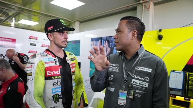 Dirut PT Pertamina Simon Aloysius Mantiri juga berbincang langsung dengan salah satu pembalap andalan VR46 Racing Team, Fabio Di Giannantonio. (Dok. Pertamina)