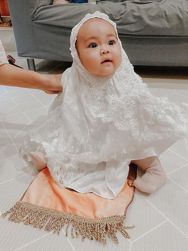 Potret Gemas Anak Seleb Ikut Ibadah Sholat Tarawih