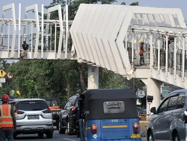 Kondisi lalu lintas sekitar Skybridge Stasiun LRT Velodrome-Halte Transjakarta Pemuda, Rawamangun, Jakarta, Selasa (11/6/2019). Pengoperasian LRT Kelapa Gading-Velodrome kembali diundur karena belum selesainya pembangunan Skybridge LRT Velodrome-Halte Transjakarta Pemuda. (merdeka.com/Iqbal Nugroho)