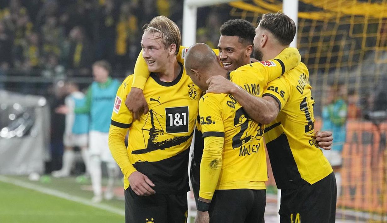 Para pemain Borussia Dortmund merayakan gol yang dicetak oleh Julian Brand ke gawang Werder Bremen pada laga Bundesliga di Stadion Signal Iduna Park, Sabtu (21/10/2023). Berkat hasil ini, Dortmund kini berhak naik ke puncak klasemen sementara dengan koleksi poin 20. (AP Photo/Martin Meissner)