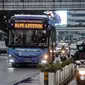 Bus listrik Transjakarta melintas di Jalan Jenderal Sudirman, Jakarta, Kamis (4/11/2021). Layanan uji coba bus listrik Transjakarta berpelanggan rute Blok M-Balai Kota beroperasi lebih awal mulai pukul 05.00-21.30 WIB. (merdeka.com/Iqbal S. Nugroho)