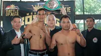 Petinju Indonesia, Ilham Leoisa (2kiri) dan petinju Thailand, Paiboon Lorkham (2kanan) saat melakukan timbang badan di Leon Restourant, Wijaya, Jakarta (09/3/2018). Ilham dan Paiboon turun pada kelas Super-Lightweight. (Bola.com/Nick Hanoatubun).