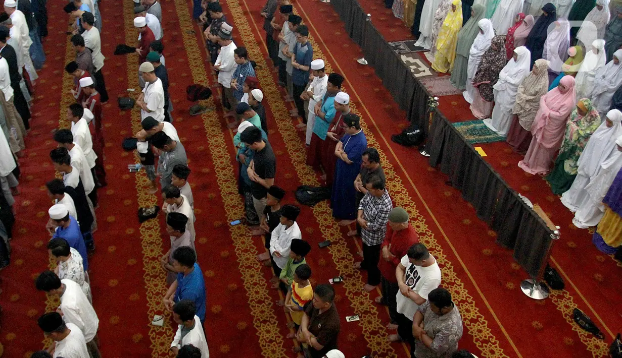 Umat Muslim melaksanakan salat Kusuf (salat gerhana matahari) di Masjid Raya Bani Umar, Tangsel, Banten, Kamis (26/12/2019). Sebagian wilayah di Indonesia, pada Kamis (26/12), akan dilintasi gerhana matahari cincin, sejumlah masjid menggelar salat gerhana matahari (Kusuf). (merdeka.com/Arie Basuki)