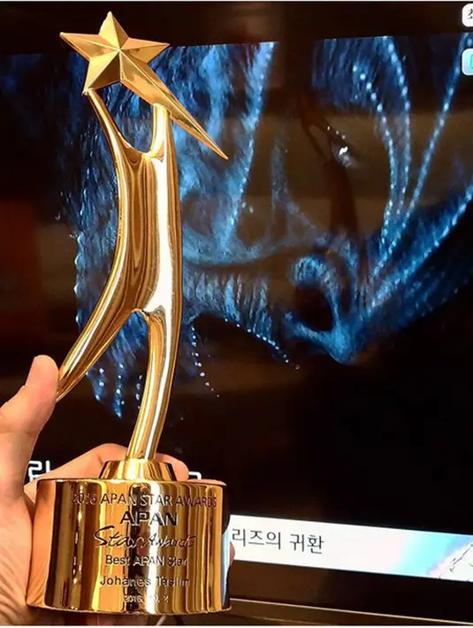 APAN Star Awards mulai digelar sejak tahun 2012. Apresiasi diberikan pada sineas di televisi Korea Selatan. Serial Koreadari tiga televisi besar di jadikan nomine. Selama setahun dari September 2015, dengan 63 serial. (Instagram/joe_taslim)