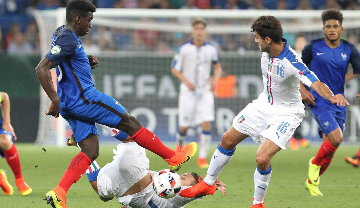 Debutnya bersama I Rossoneri dilakoni Cutrone dalam laga Serie A, kontra Bologna pada bulan Mei 2017 lalu. (AFP/Daniel Roland)