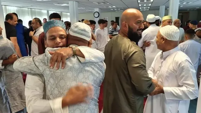 Anggota komunitas berbuka puasa di Iftar di Haverfordwest