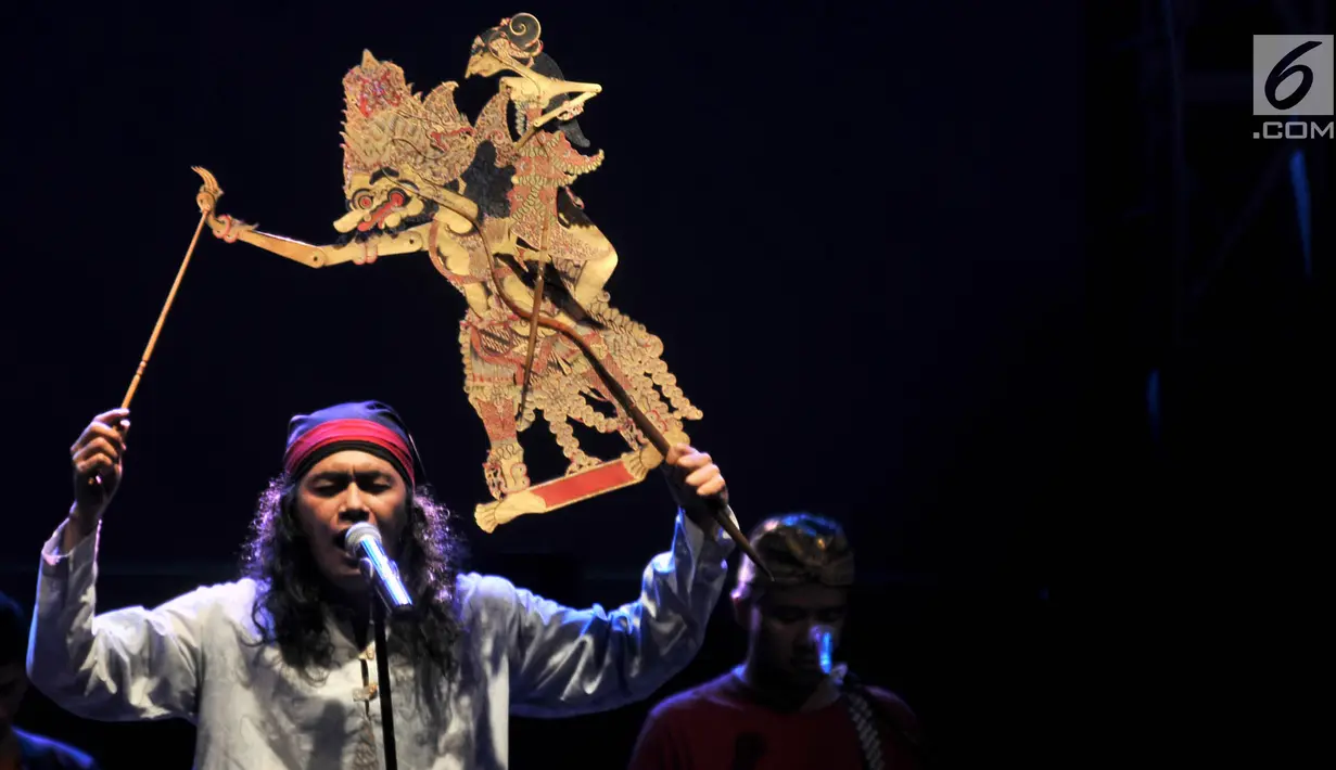Dalang menjadi pelakon dalam pementasan Wayang Urban saat perayaan HUT ke-50 Taman Ismail Marzuki di Jakarta, Rabu (7/11). Perayaan ulang tahun Taman Ismail Marzuki (TIM) kali ini berlangsung 7 - 11 November 2018 mendatang. (Merdeka.com/Iqbal S Nugroho)