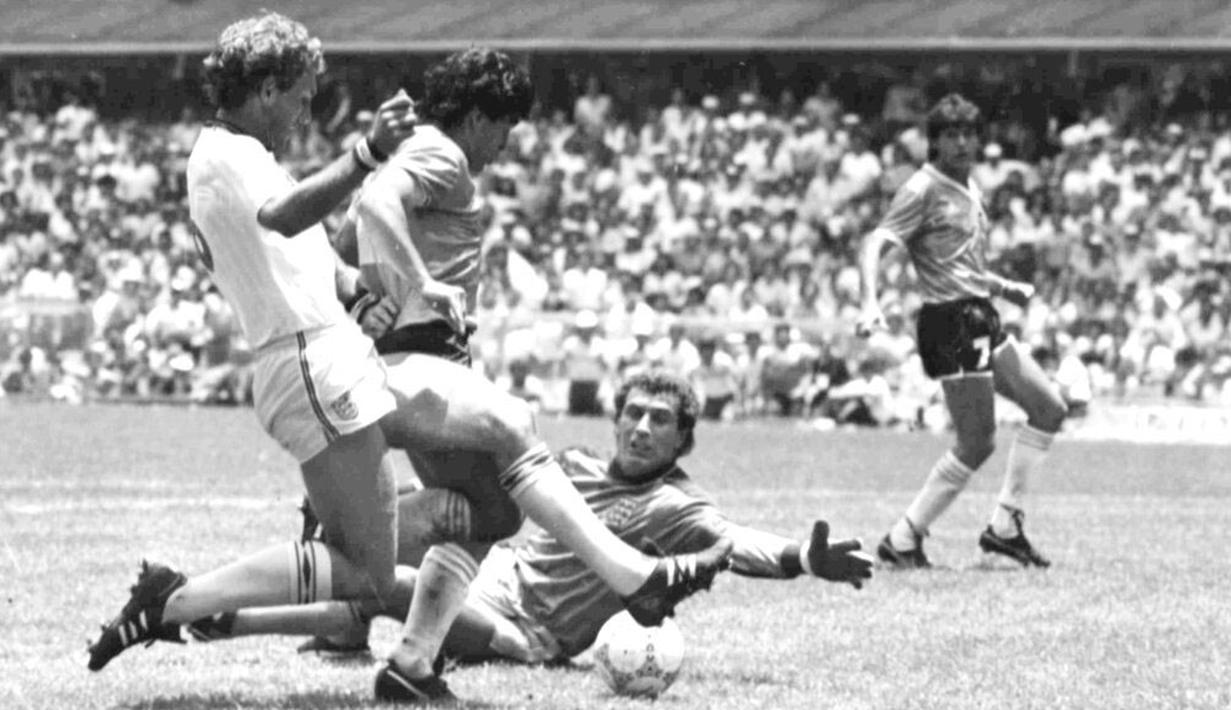 Penyerang Argentina, Diego Maradona, mencetak gol ke gawang Inggris pada laga perempat final Piala Dunia 1986 di Meksiko, (29/6/1986). (AP Photo)