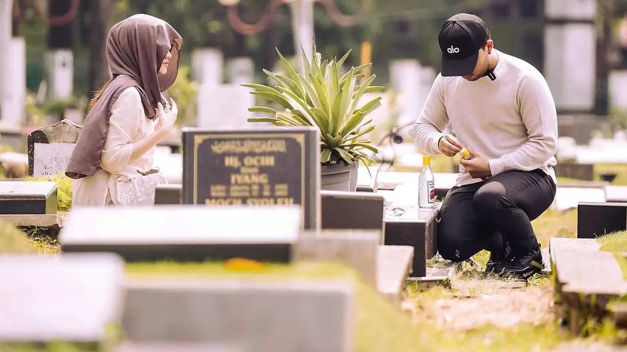 Potret Thariq Halilintar dan Aaliyah Massaid mengunjungi makam Adjie Massaid (Sumber: Instagram/@thariqhalilintar)