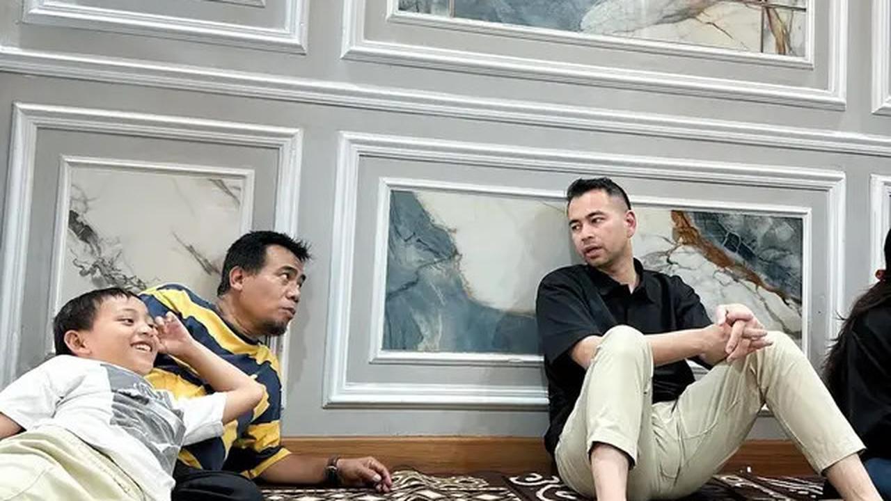 7 Potret Raffi Ahmad ke Rumah Mendiang Mpok Alpa, Kuatkan Suami dan Anak