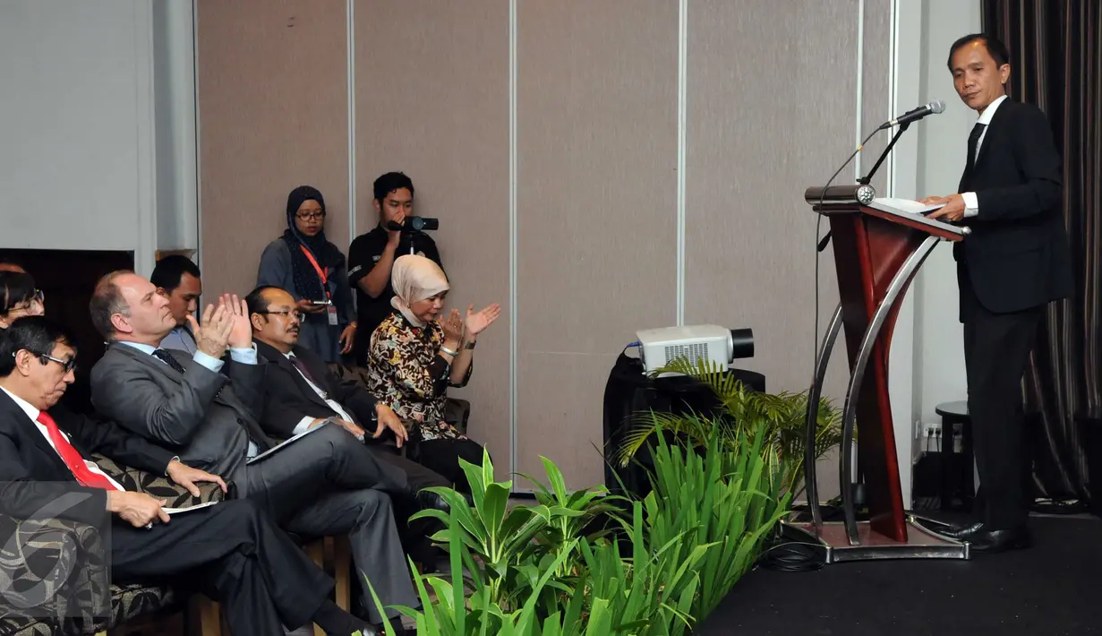 Ketua Komnas HAM Nur Kholis memberi sambutan pada seminar Pelaksanaan Pencegahan Penyiksaan Melalui Mekanisme Pencegahan Nasional, Jakarta, Rabu (24/6). 5 lembaga juga menandatangani nota kesepahaman antikekerasan pada tahanan (Liputan6.com/Helmi Afandi)