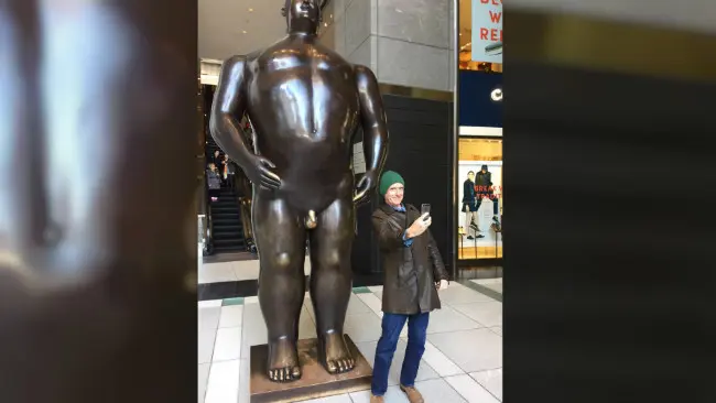 Patung Adam di New York City. (Sumber Reddit)