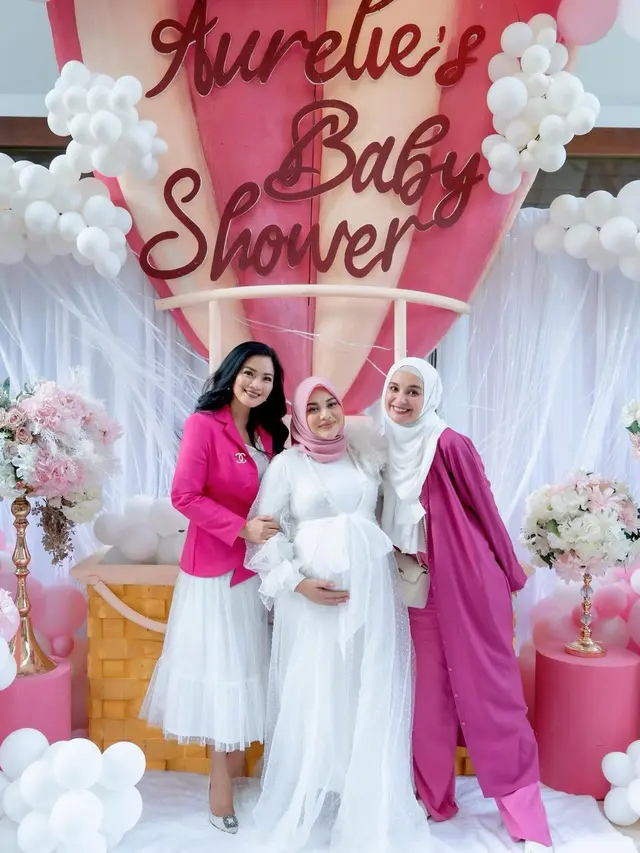 Titi Kamal dan Shireen Sungkar di baby shower Aurel (Foto: Instagram/@titi_kamall)