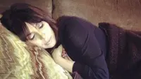 Kim Kardashian pun ikut tidur siang bersama dengan anjingnya di sofa. (HollywoodLife)