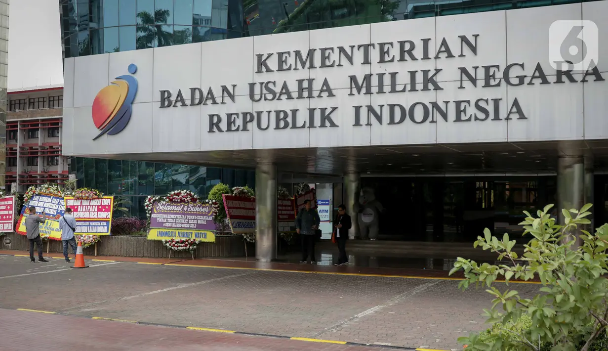 Sejumlah karangan bunga di Kementerian BUMN, Kamis (16/1/2020). Kantor Menteri BUMN Erick Thohir kembali mendapat kiriman bunga berupa dukungan untuk menyelesaikan masalah PT Asuransi Jiwasraya (Persero). (Liputan6.com/Faizal Fanani)