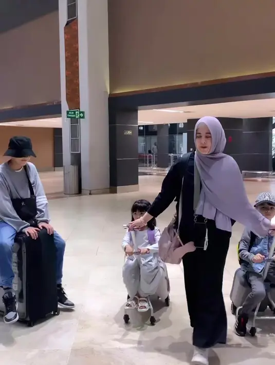 Baru-baru ini mereka sekeluarga liburan dan jalan-jalan ke Singapura. [Instagram @ristytagor]