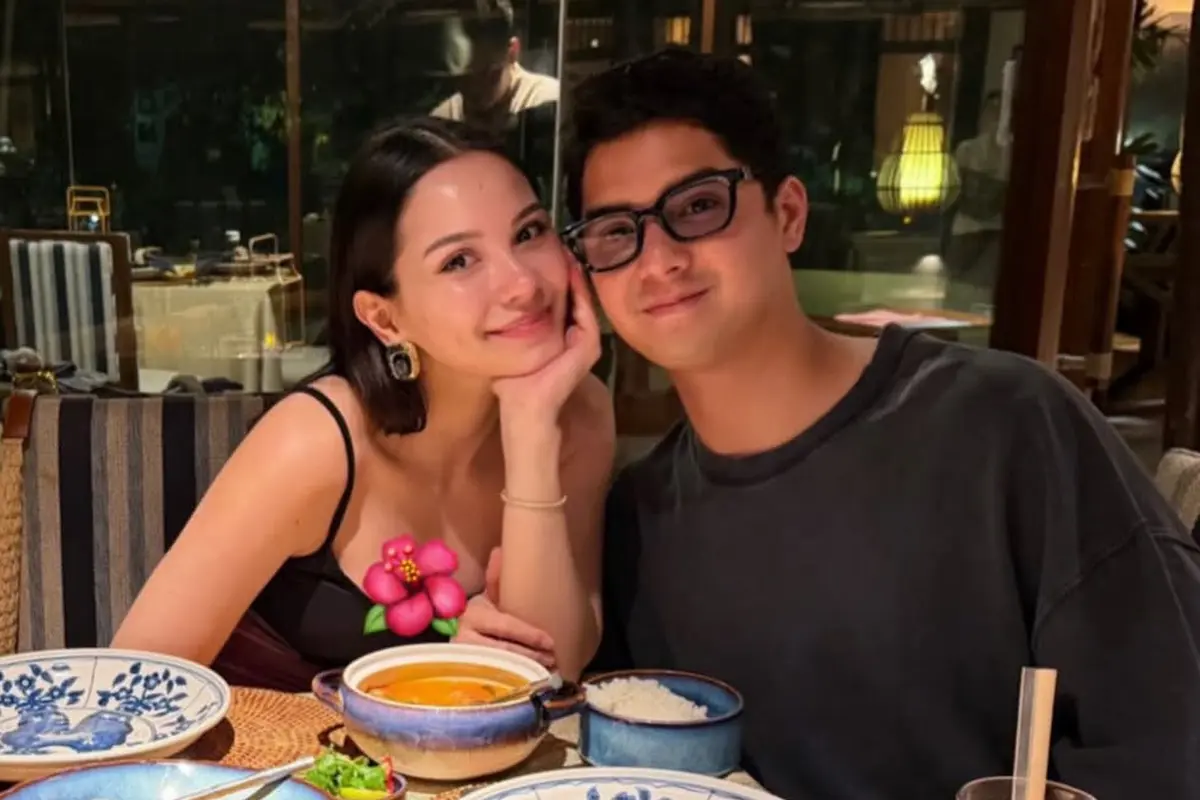 Alyssa Daguise saat dinner bareng Al Ghazali di Krabi, Thailand pakai long dress. [@alyssadaguise]