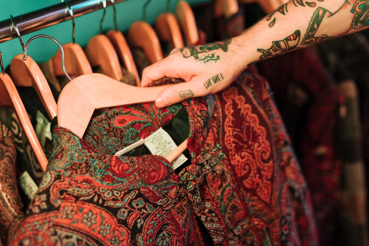 Ilustrasi mencuci baju batik