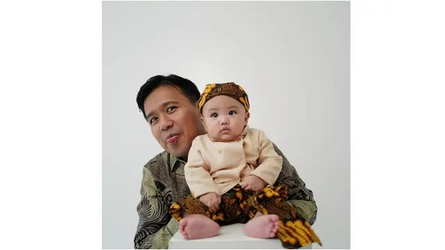 6 Pemotretan Keluarga Joshua dan Clairine Clay, Baby Elio Gemas Pakai Blangkon