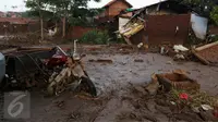 Sisa puing bangunan rumah roboh akibat diterjang banjir bandang aliran Sungai Ciamanuk di Kampung Cimacan, Kecamatan Tarogong, Kabupaten Garut, Jawa Barat, Kamis (22/9). (Liputan6.com/Johan Tallo)