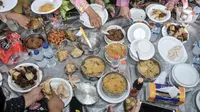 Berbagai menu seperti ketupat, rendang, bihun, dan kue-kuean dibawa para pesarta untuk kemudian dimakan bersama. (merdeka.com/Iqbal S. Nugroho)