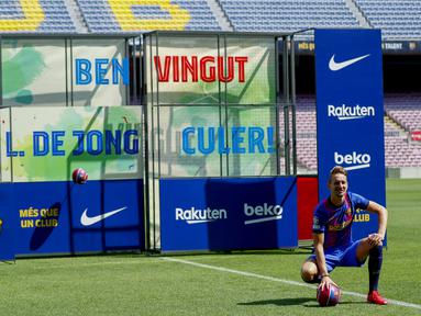 Striker Belanda, Luuk De Jong berpose untuk media selama perkenalan resminya setelah menandatangani kontrak dengan FC Barcelona di Barcelona, Spanyol, Kamis (9/9/2021). De Jong merupakan pemain yang dimiliki Sevilla sebelum bergabung bersama Barcelona. (AP Photo/Joan Monfort)