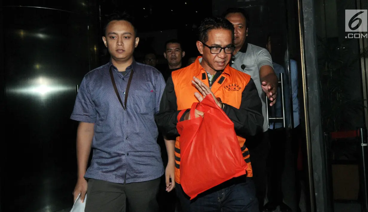 Bupati Mesuji, Khamami kenakan rompi tahanan dikawal petugas usai menjalani pemeriksaan 1x24 jam di gedung KPK, Jakarta, Jumat (25/1). Khamami ditahan 20 hari kedepan untuk memudahkan pemeriksaan. (merdeka.com/Dwi Narwoko)
