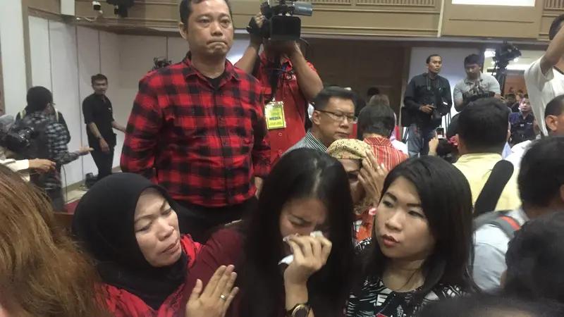 Tangis Pendukung Ahok Pecah Di Ruang Sidang