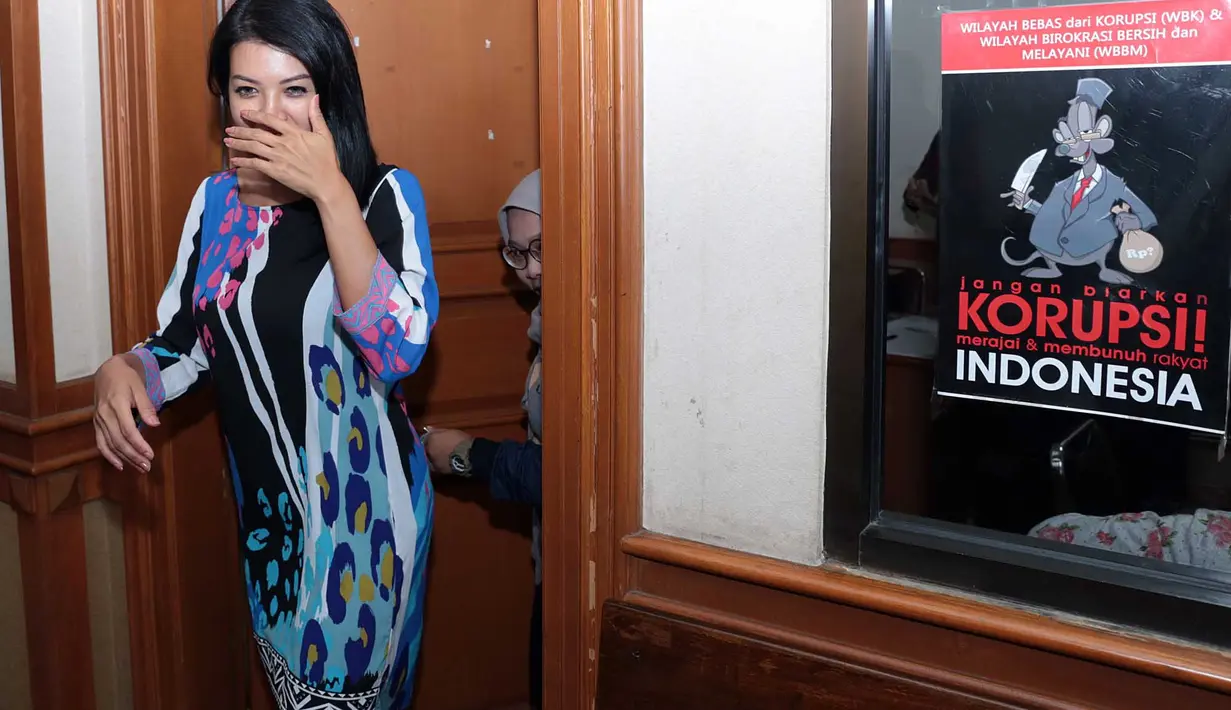 Farah tidak menyangka banyak wartawan di Pengadilan Agama. Turun dari mobil, ia langsung menuju ke Pos Bantuan Hukum (Posbakum) Pengadilan Agama Jakarta Selatan. (Deki Prayoga/Bintang.com)