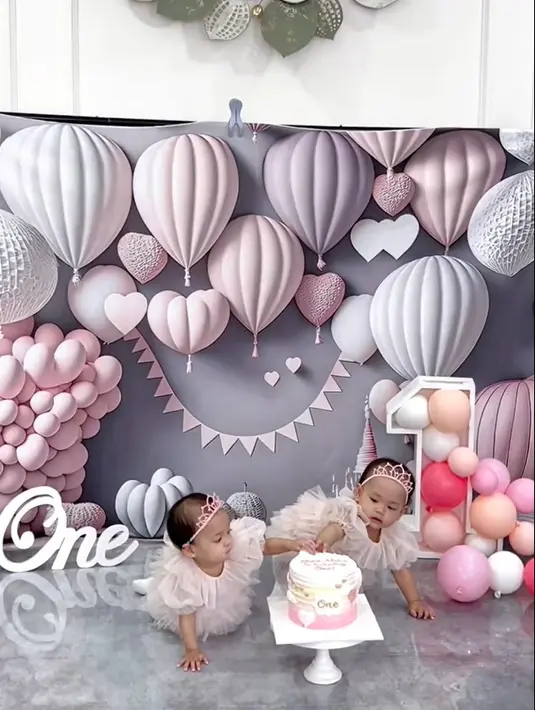 Suasana perayaan ulang tahun tampak meriah dengan dekorasi indah. Kedua bocah yang merayakan ulang tahun pun lucu dan menggemaskan. Keduanya mendekat kue ulang tahun yang berdada di meja kecil dengan satu kaki. [Instagram/anisarahma_12]