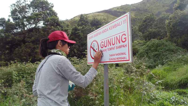 Aksi Bersihkan Vandalisme di Gunung