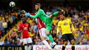 Kiper MU, David De Gea, berusaha menghalau bola serangan pemain Watford dalam laga Premier League di Stadion Vicarage Road, Minggu (18/9/2016). (Reuters/Eddie Keogh)
