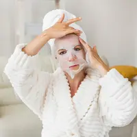 ilustrasi menggunakan sheet mask/copyright&nbsp;freepik.com/freepik