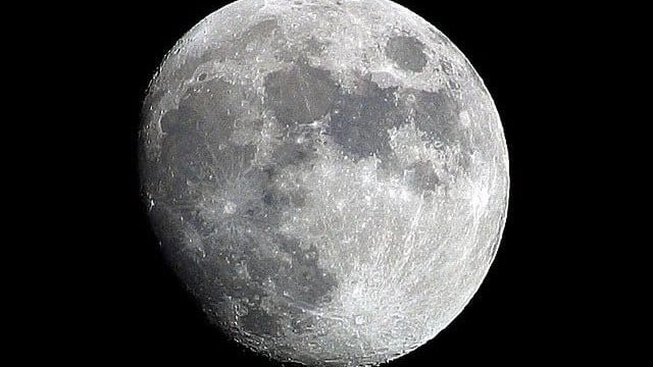 <b>Fisi Bumi Menciptakan Bulan</b>