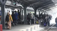 Para penumpang Kereta Api bersiap naik ke dalam kereta di Stasiun Jember (Istimewa)