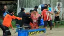 Petugas berusaha mengevakuasi warga saat banjir bandang  di Kabupaten Bone Bolango, Gorontalo (11/6/2020). Data sementara yang diterima dari BPBD Kabupaten Bone Bolango sekitar 1.078 kepala keluarga serta 5.407 jiwa terdampak banjir bandang. (Liputan.com/Arfandi Ibrahim)