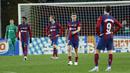 Para pemain Barcelona tampak kecewa setelah ditaklukkan Girona dalam laga La Liga 2023/2024 jornada 16 di Stadion Olimpic Lluis Companys, Senin (11/12/2023). (AP Photo/Joan Monfort)